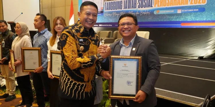 PLN UP3 Malang mendapat penghargaan dari Kota Malang. Foto/Dok