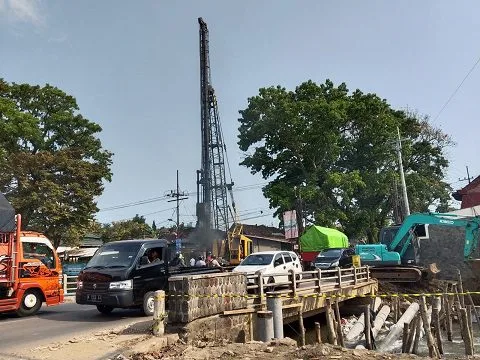 Proses pekerjaan pelebaran konstruksi Jembatan Malik Dalam, Kedungkandang. (Foto/M Sholeh)