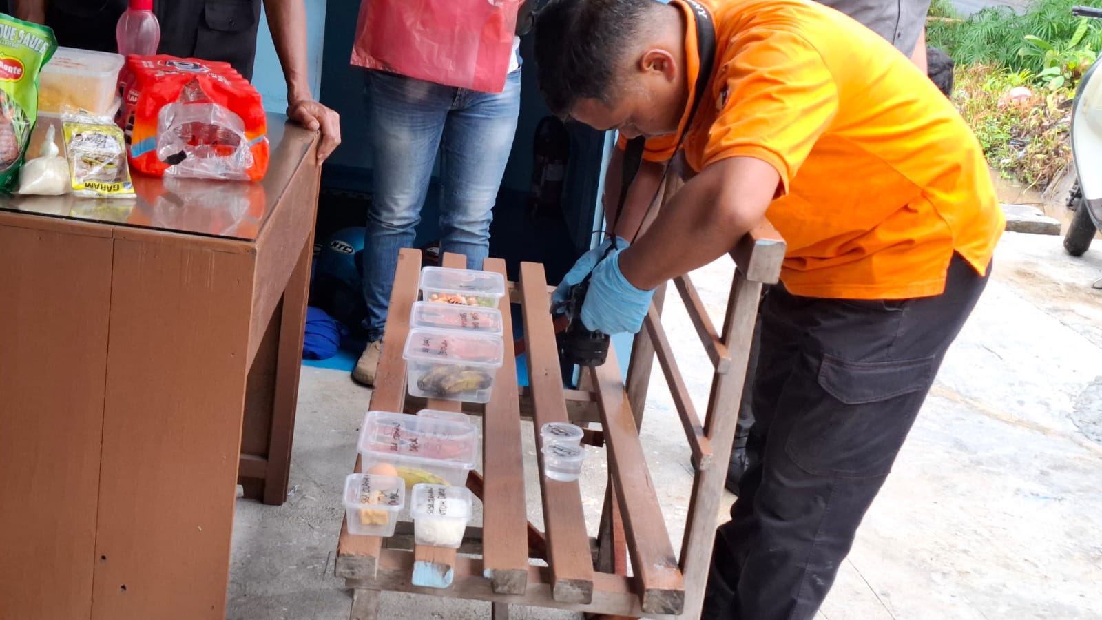 Polisi melakukan olah TKP di SPPG Mangunrejo. Foto: Aisyah Nawangsari Putri