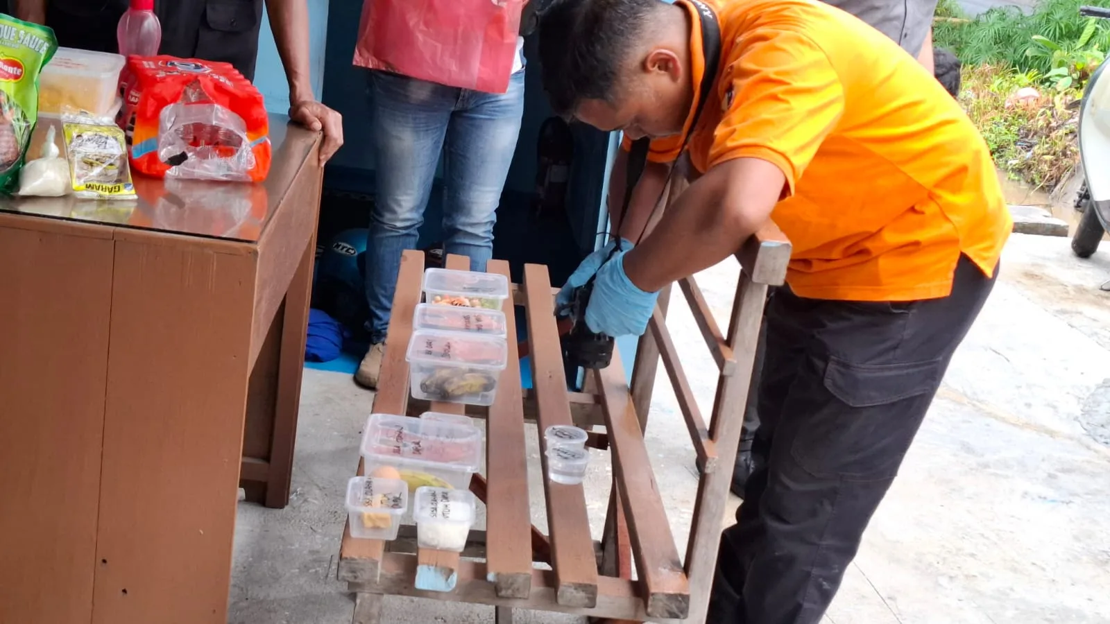 Polisi melakukan olah TKP di SPPG Mangunrejo. Foto: Aisyah Nawangsari Putri