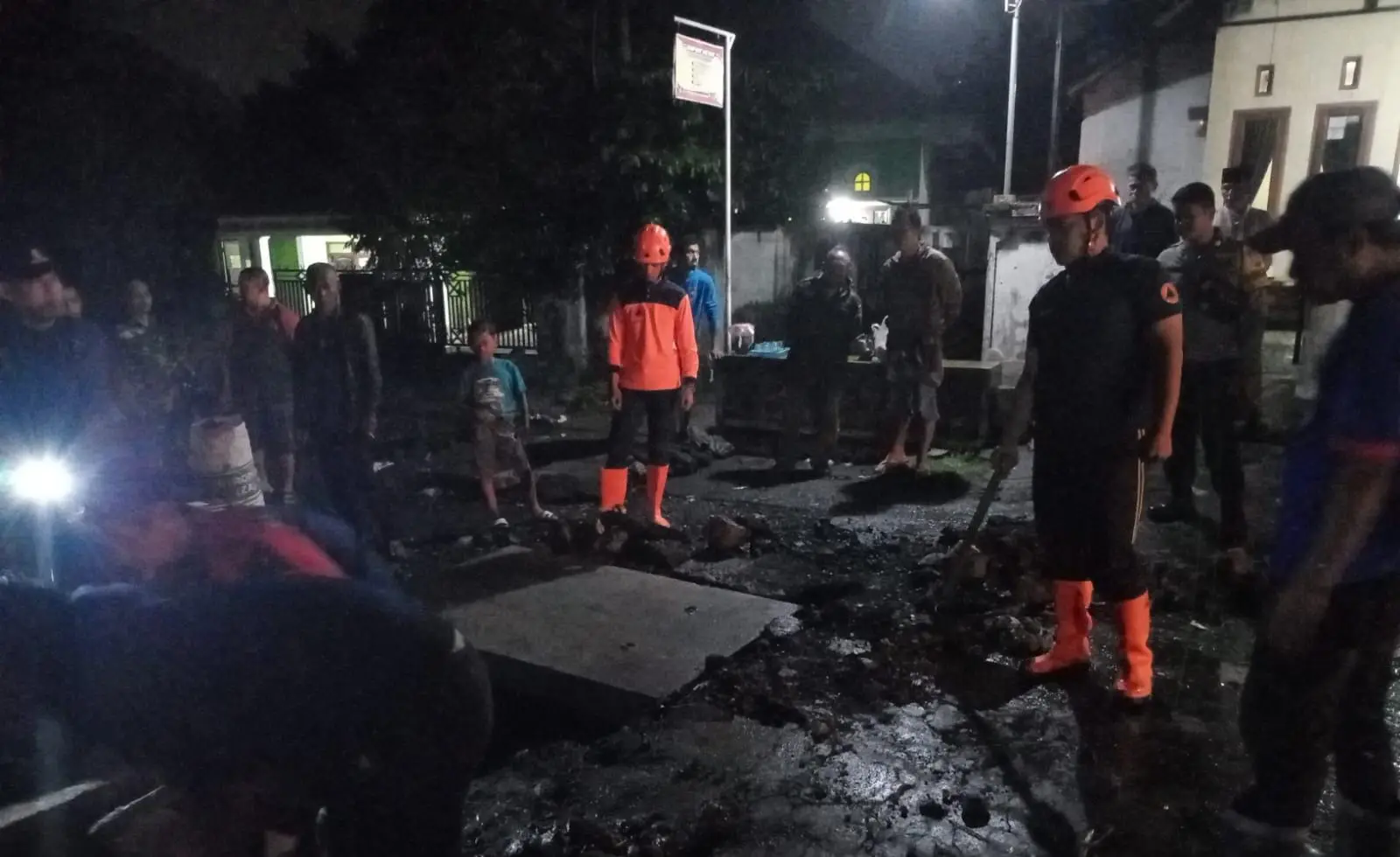 Pemasangan plat beton sementara di jalan yang ambles di Singosari. Foto: BPBD Kabupaten Malang