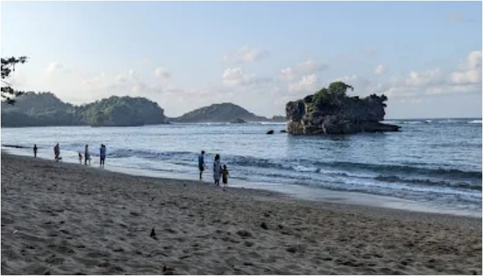  Pantai Kondang Merak./Foto: Google Review/Aldi Yulio Saputra.