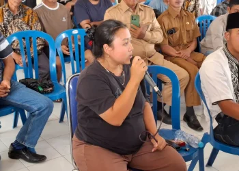 Anak kedua Kusenan saat berbicara di depan warga Desa Dalisodo. Foto: Aisyah Nawangsari Putri