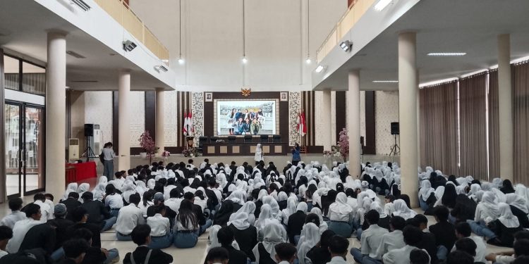 Sosialisasi program go internasional di SMKN 2 Malang. (Foto/M Sholeh)
