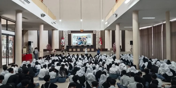 Sosialisasi program go internasional di SMKN 2 Malang. (Foto/M Sholeh)