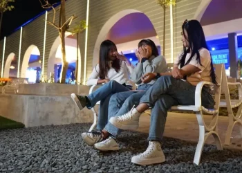 Suasana kongkow di Food Garden Batu Night Spectacular. Foto: Dok. Jatim Park