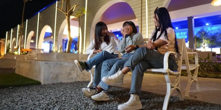 Suasana kongkow di Food Garden Batu Night Spectacular. Foto: Dok. Jatim Park