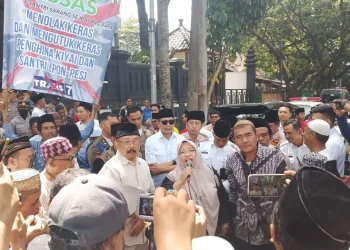 Anggota DPRD Jatim sekaligus tokoh PKB, Hikmah Bafaqih berorasi dalam aksi demo santri di Kota Malang. (Foto/M Sholeh)