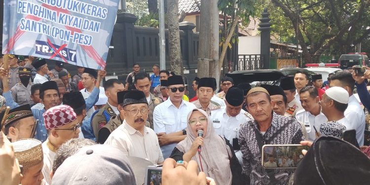 Anggota DPRD Jatim sekaligus tokoh PKB, Hikmah Bafaqih berorasi dalam aksi demo santri di Kota Malang. (Foto/M Sholeh)