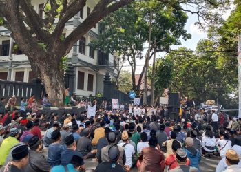 Ratusan kalangan santri menggelar aksi demo di depan DPRD Kota Malang menuntut Trans7 ditutup. (Foto/M Sholeh)