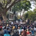 Ratusan kalangan santri menggelar aksi demo di depan DPRD Kota Malang menuntut Trans7 ditutup. (Foto/M Sholeh)