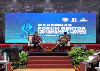 Mendikdasmen RI Abdul Mu'ti (kanan) saat menyampaikan paparan di Forum Rektor PTMA di UMM. Foto: Azmy