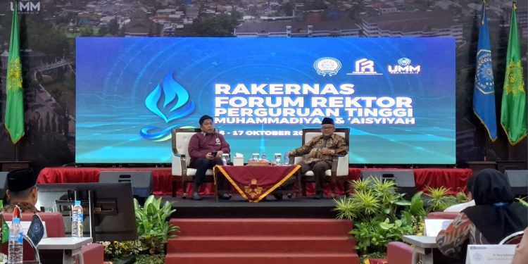 Mendikdasmen RI Abdul Mu'ti (kanan) saat menyampaikan paparan di Forum Rektor PTMA di UMM. Foto: Azmy