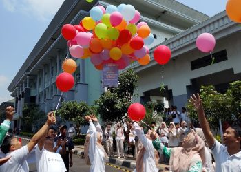 Pelepasan balon ke udara sebagai simbol menebar afirmasi baik dalam Dies Maulidiyah ke-64 UIN Malang. (Foto/M Sholeh)