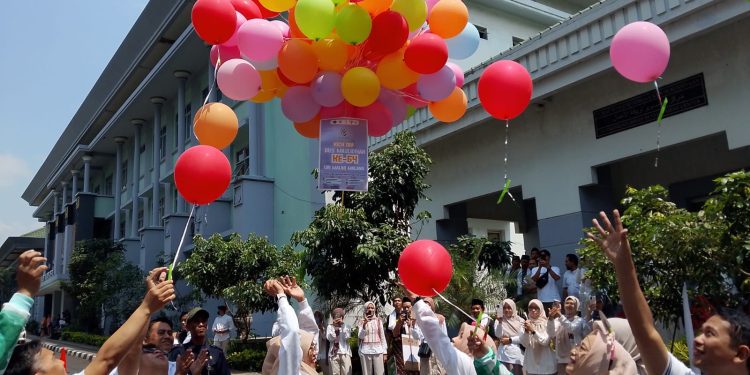 Pelepasan balon ke udara sebagai simbol menebar afirmasi baik dalam Dies Maulidiyah ke-64 UIN Malang. (Foto/M Sholeh)