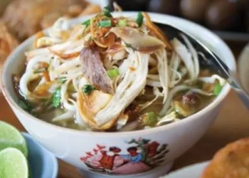 Rekomendasi Soto Kudus di Malang dengan cita rasa otentik dan legendaris yang wajib dicoba para pecinta kuliner. /Foto: Pinterest/Ratu Resep.