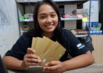 Agen Pegadaian, Farida Dwi Agustina berhasil meyakinkan puluhan nasabah untuk menabung emas. Foto: Aisyah Nawangsari Putri