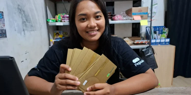 Agen Pegadaian, Farida Dwi Agustina berhasil meyakinkan puluhan nasabah untuk menabung emas. Foto: Aisyah Nawangsari Putri