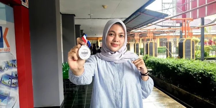 Nurul Afni Hanifa, pecatur puteri ITN Malang raih best woman. Foto/ITN Malang