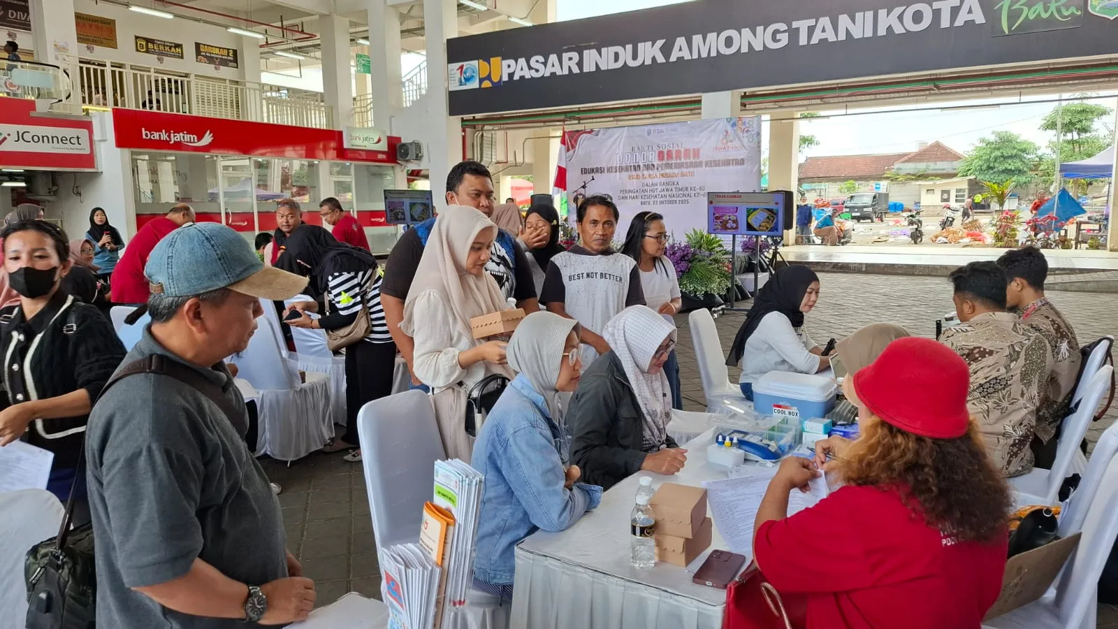 Layanan donor darah yang juga disediakan gratis di Pasar Induk Among Tani Kota Batu. Foto: Azmy