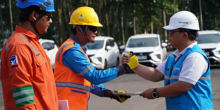 Pemeliharaan Jaringan Tegangan Menengah oleh PT PLN UP3 Malang. Foto/dok PLN UP3 Malang