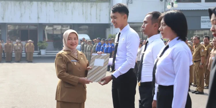 Wabup Malang, Lathifah Shohib menyerahkan SK Pengangkatan CPNS lulusan IPDN Tahun 2025. Foto: Pemkab Malang