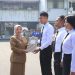 Wabup Malang, Lathifah Shohib menyerahkan SK Pengangkatan CPNS lulusan IPDN Tahun 2025. Foto: Pemkab Malang