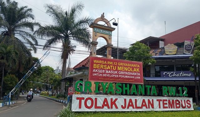 Banner penolakan rencana pembangunan jalur alternatif kawasan Candi Panggung. (Foto/M Sholeh)