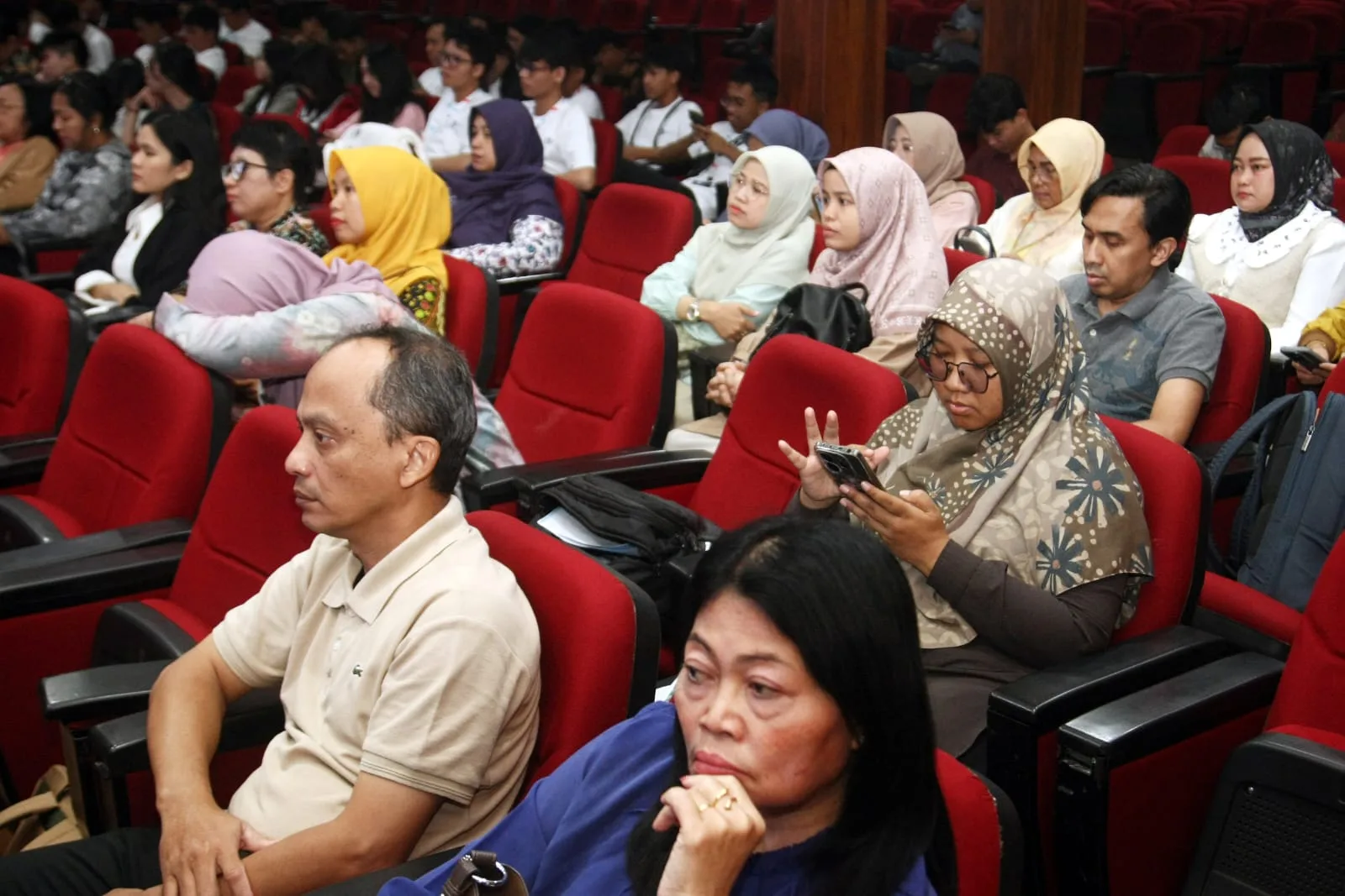 Peserta event Microsoft Elevate Teacher Convening 2025 yang dihelat di Dome UMM menyimak pemaparan materi dari narasumber. /Foto: Tugumalang.id/Husni.