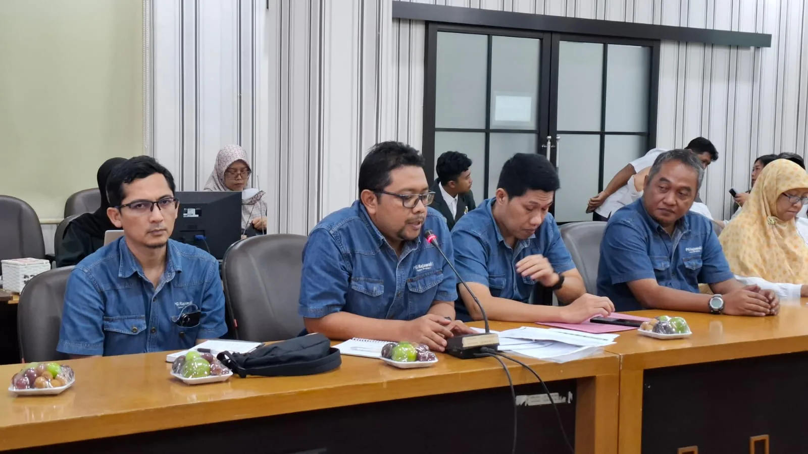 Pihak PG Krebet Baru memberikan keterangan dalam Rapat Dengar Pendapat Umum. Foto: Aisyah Nawangsari Putri
