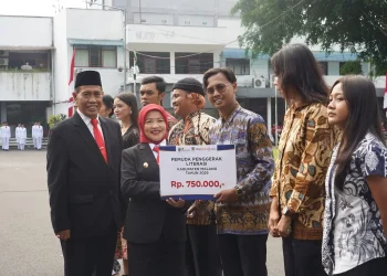 Wabup Malang, Lathifah Shohib serahkan penghargaan pada Pemuda Penggerak Literasi. Foto: Pemkab Malang