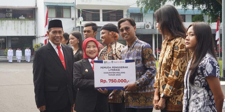 Wabup Malang, Lathifah Shohib serahkan penghargaan pada Pemuda Penggerak Literasi. Foto: Pemkab Malang