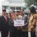 Wabup Malang, Lathifah Shohib serahkan penghargaan pada Pemuda Penggerak Literasi. Foto: Pemkab Malang