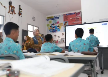 Wakil Bupati Malang, Lathifah Shohib saat mengunjungi salah satu Sekolah Unggulan. Foto: Pemkab Malang