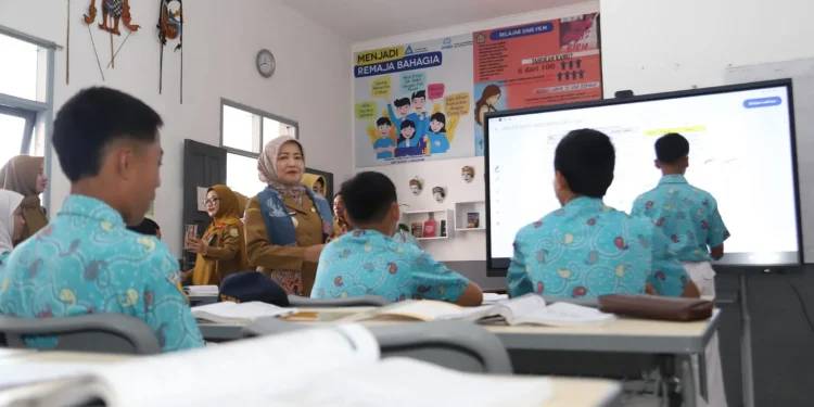 Wakil Bupati Malang, Lathifah Shohib saat mengunjungi salah satu Sekolah Unggulan. Foto: Pemkab Malang