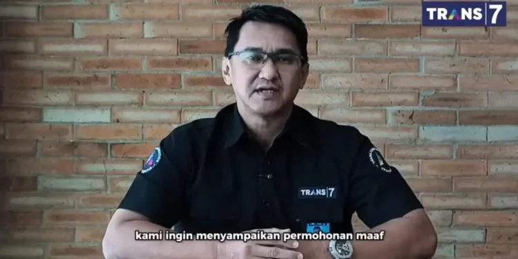 Production Director Trans7, Andi Chairil saat menyampaikan permintaan maaf. Foto: YouTube resmi Trans7