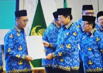 Menteri Agama RI, Prof. Dr. KH. Nasaruddin Umar, M.A (kanan) menyerahkan SK Guru Besar kepada enam dosen UIN Malang. /Foto: Dok. UIN Malang