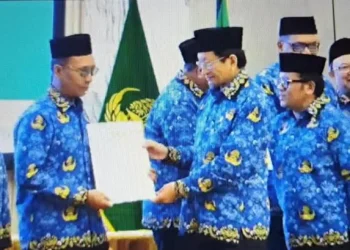 Menteri Agama RI, Prof. Dr. KH. Nasaruddin Umar, M.A (kanan) menyerahkan SK Guru Besar kepada enam dosen UIN Malang. /Foto: Dok. UIN Malang