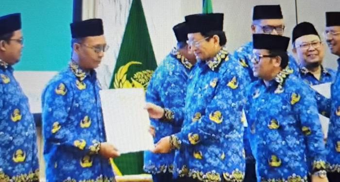 Menteri Agama RI, Prof. Dr. KH. Nasaruddin Umar, M.A (kanan) menyerahkan SK Guru Besar kepada enam dosen UIN Malang. /Foto: Dok. UIN Malang