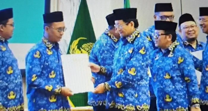 Menteri Agama RI, Prof. Dr. KH. Nasaruddin Umar, M.A (kanan) menyerahkan SK Guru Besar kepada enam dosen UIN Malang. /Foto: Dok. UIN Malang