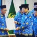 Menteri Agama RI, Prof. Dr. KH. Nasaruddin Umar, M.A (kanan) menyerahkan SK Guru Besar kepada enam dosen UIN Malang. /Foto: Dok. UIN Malang