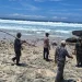 Wisatawan Surabaya terseret ombak