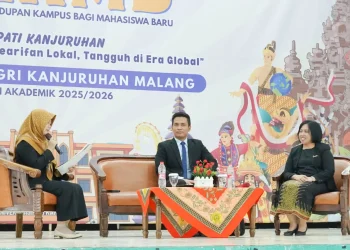 arasumber pertama, Assoc. Prof. Dr. Hutkemri Zulnaidi, Deputy Dean (Development) University Malaya (tengah) dan narasumber kedua, Dr. Cicilia Ika Rahayu Nita, M.Pd selaku Dekan FIP Unikama (kanan). /Foto: Dok. Unikama