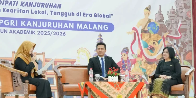 arasumber pertama, Assoc. Prof. Dr. Hutkemri Zulnaidi, Deputy Dean (Development) University Malaya (tengah) dan narasumber kedua, Dr. Cicilia Ika Rahayu Nita, M.Pd selaku Dekan FIP Unikama (kanan). /Foto: Dok. Unikama