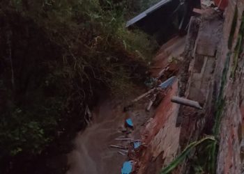 Bangunan rumah kos ambrol ke Sungai Braholo di Landungsari. Foto: BPBD Kabupaten Malang
