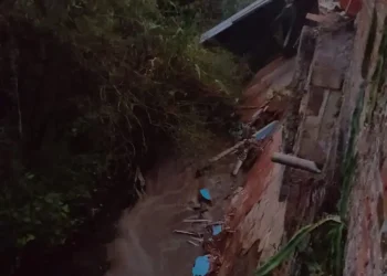 Bangunan rumah kos ambrol ke Sungai Braholo di Landungsari. Foto: BPBD Kabupaten Malang