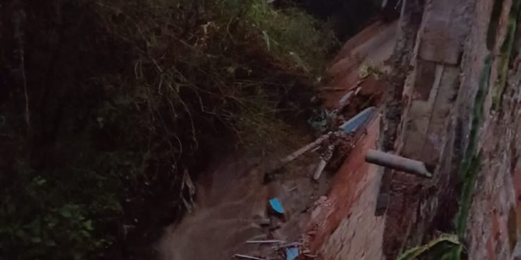 Bangunan rumah kos ambrol ke Sungai Braholo di Landungsari. Foto: BPBD Kabupaten Malang