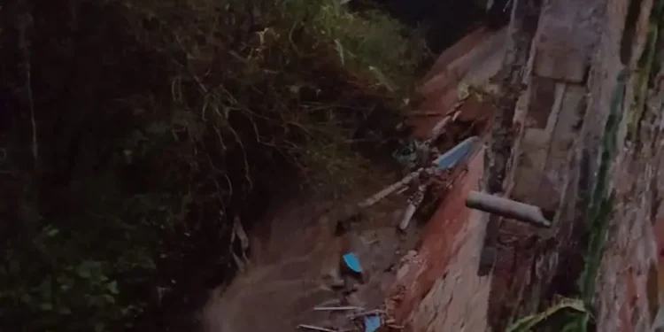 Bangunan rumah kos ambrol ke Sungai Braholo di Landungsari. Foto: BPBD Kabupaten Malang
