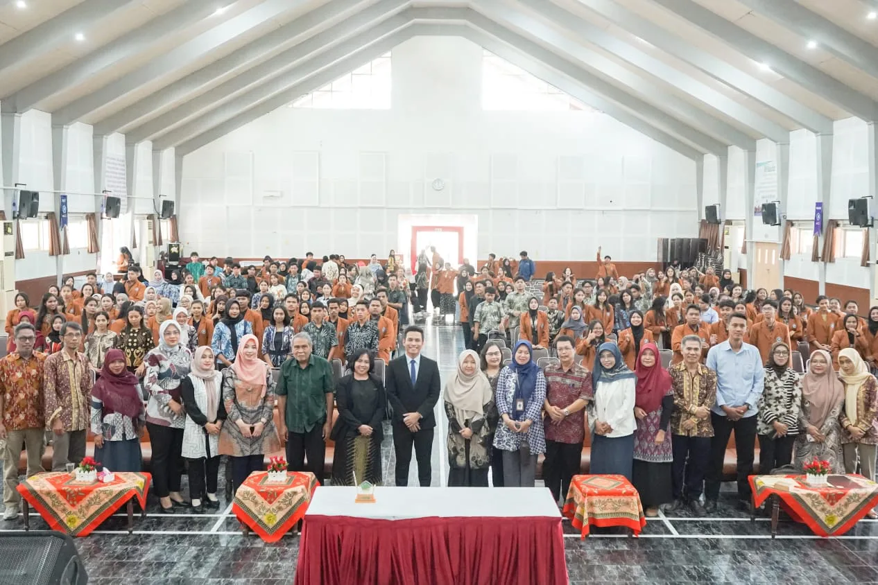 Pose bersama jajaran pimpinan Unikama, narasumber, dan mahasiswa peserta Studium Generale./Foto: Dok. Unikama.