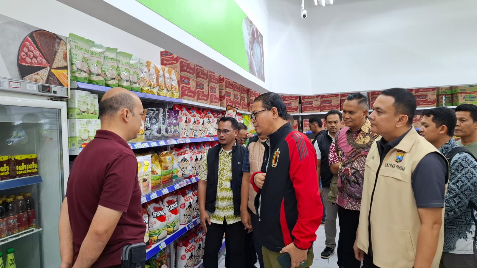 Sidak Bapanas bersama tim gabungan mengecek harga beras di Pasar Induk Among Tani hingga hypermart Kota Batu. Foto: Azmy
